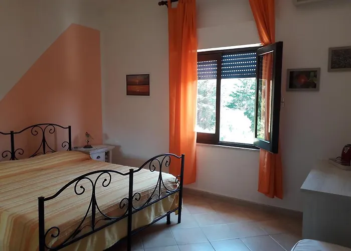 Locazione In Pittinuri בית הארחה 3*